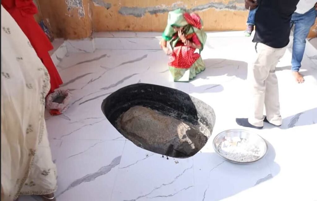 Gufa wala Baba Baghpat गुफा वाला मंदिर बागपत पत्थर का भैंसा